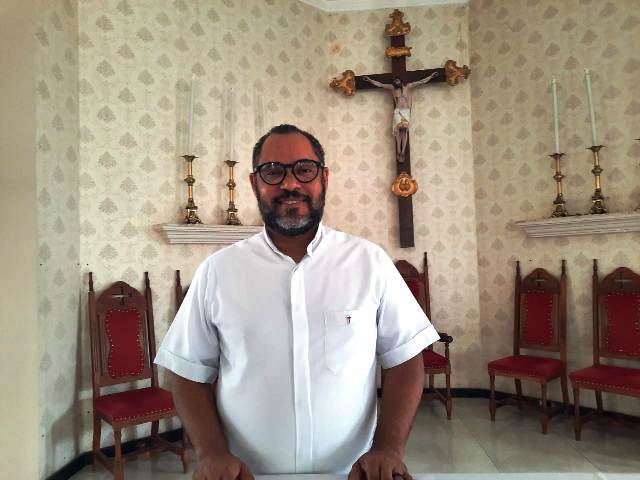Padre Júlio Santa Bárbara, da Paróquia Imaculada Conceição. (Foto: Ney Silva/Acorda Cidade)