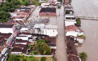 Ipiaú sofre com alagamentos após rio subir