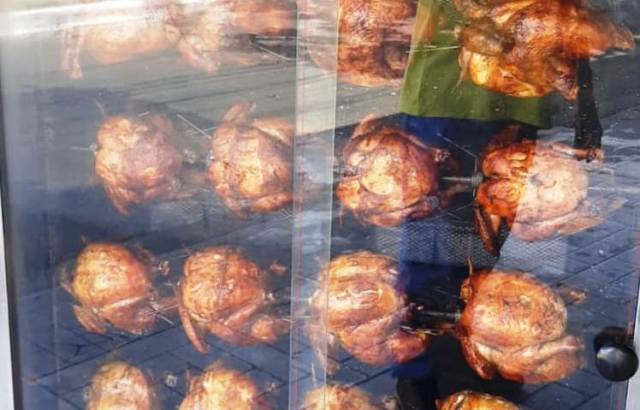 Ceia de Natal: com preço elevado do peru, clientes fizeram fila pelo frango  assado nas rotisserias de Feira