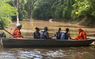 Réveillon é cancelado em Itacaré por causa da chuva; carro fica submerso no sul da Bahia e bombeiros usam barco para resgatar vítimas