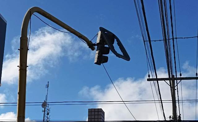 Painel em sinaleira prestes a cair_Foto Paulo José_Acorda Cidade