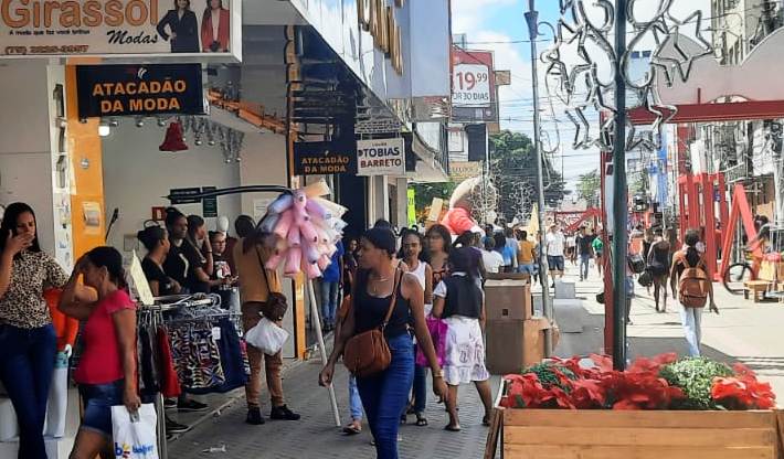 Rua Sales Barbosa, centro de Feira de Santana, no Natal