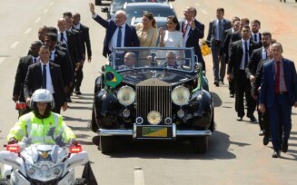 Presidente Lula desfila no Rolls-Royce acompanhado da primeira-dama Janja, do vice-presidente Geraldo Alkmin e Lu Alkmin