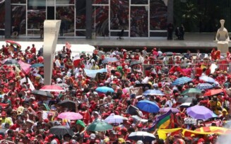 Apoiadores do presidente eleito do Brasil, Luiz Inácio Lula da Silva, se reúnem antes da cerimônia de posse, Luiz Inácio Lula da Silva