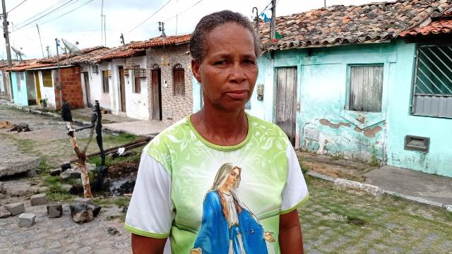 Moradores de Bonfim de Feira se sentem prejudicados com esgoto que corre a céu aberto em rua. (Foto: Ed Santos/Acorda Cidade)