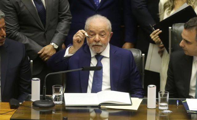 O presidente eleito do Brasil, Luiz Inácio Lula da Silva, durante seu discurso na cerimônia de posse no Congresso Nacional