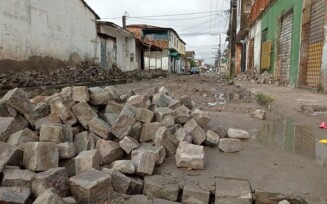 Idoso escorrega e cai em meio a obras inacabadas da Conder no bairro Rocinha