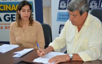 Prefeito assina convênios para construção de CRAS no George Américo e pavimentação de ruas