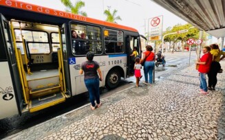 Prefeitura de Feira implanta pontos de ônibus na J.J. Seabra e Praça João Pedreira