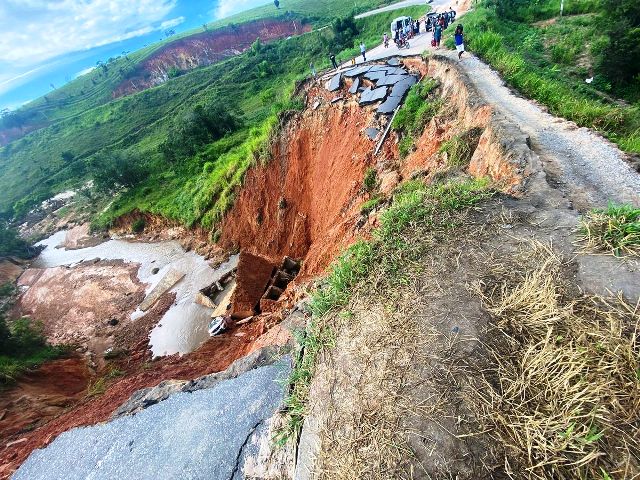  carro com três pessoas cai em cratera que se abriu na BR-101 em Itamaraju