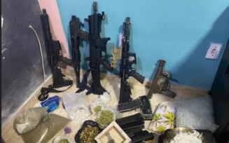 PM apreende armas e grande quantidade de munições e drogas em Salvador
