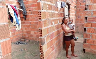 Moradora da Matinha sobrevive em casa com teto de lona e precisa de doações