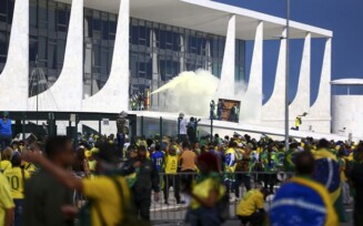 Bolsonaro diz que depredações e invasões fogem à regra da democracia