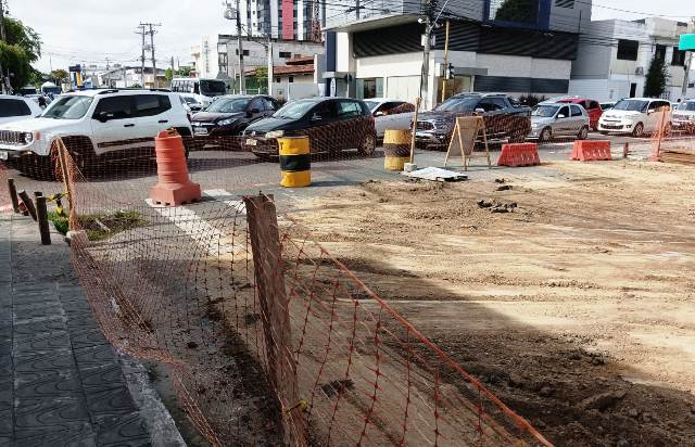 Trânsito na Castro Alves é interrompido para obras de recuperação da via após piso ceder. (Foto: Paulo José/ Acorda Cidade)
