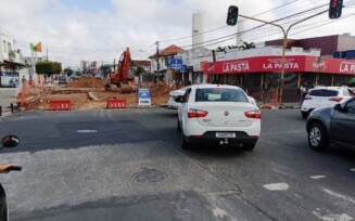 Trânsito na Castro Alves é interrompido para obras de recuperação da via após piso ceder. (Foto: Paulo José/ Acorda Cidade)