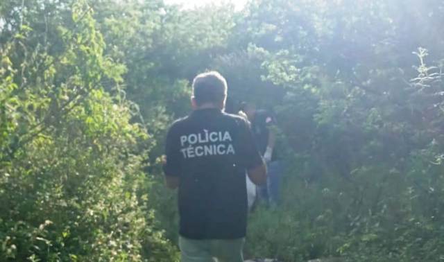 Um corpo foi encontrado por volta das 13h de terça-feira (10), em um matagal localizado nos fundos do residencial Solar da Princesa.