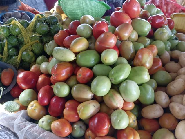 Elevação no preço do tomate assusta consumidores em Feira de Santana (Foto: Paulo José/Acorda Cidade)