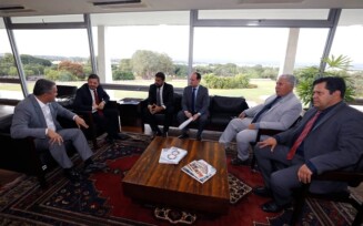 Ministro Rui Costa recebe prefeitos baianos e promete articulação contra queda de receita em 101 municípios