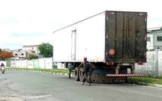 Caminhões de combustível estacionados na Rua Macário Cerqueira_ Foto Ed Santos_Acorda Cidade