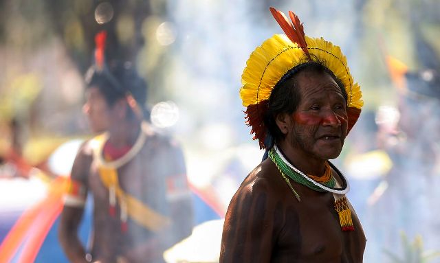 Brasília - Indígenas de todo o Brasil chegam à Brasília para o Acampamento Terra Livre.