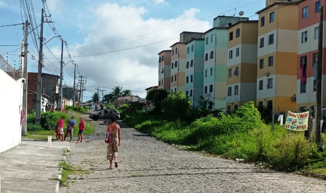 Mulher é morta a tiros no bairro Mangabeira. (Foto: Ed Santos/Acorda Cidade)
