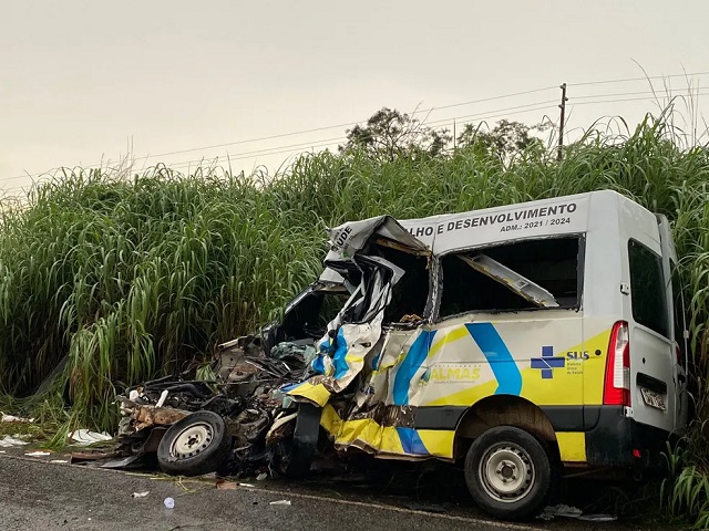acidente  TO 280 tocantins  - vítimas - 12 - van destruída 