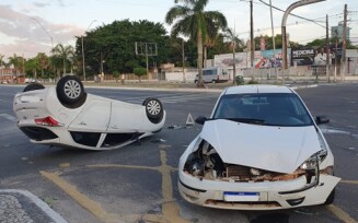Dois veículos colidem no cruzamento da Avenida Maria Quitéria com a Presidente Dutra