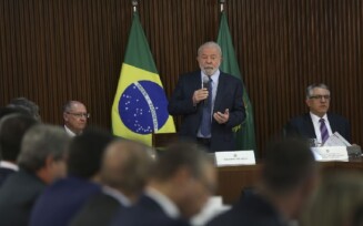 Lula diz que vai 'continuar batendo' no Banco Central para reduzir taxa básica de juros da economia