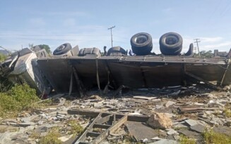 Motorista morre após caminhão tombar na BA-152, no sudoeste da Bahia; veículo transportava pedras