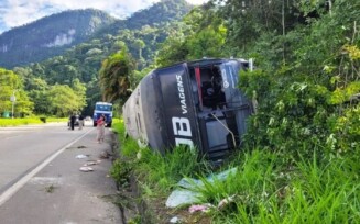 Ônibus tomba na Serra de Petrópolis e deixa 26 feridos