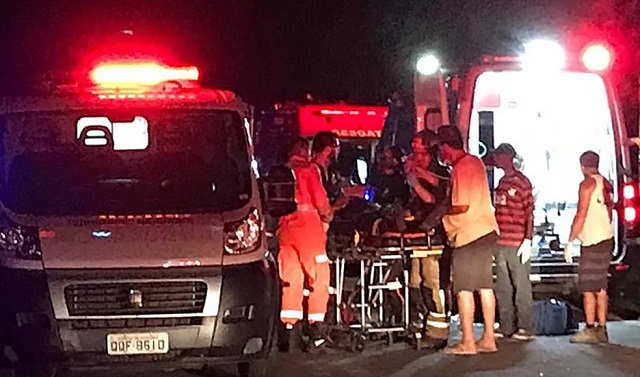 Ônibus com time de futebol cai de ponte e deixa mortos e feridos na BR-116 - bombeiros - minas gerais