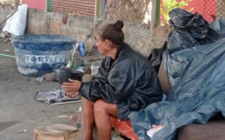Cerca de 18 pessoas vivem desabrigadas ao lado do CSU em Feira de Santana
