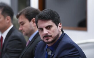 Marcos do Val diz que recebeu proposta golpista de Daniel Silveira, ao lado de Bolsonaro, e anuncia que renunciará ao mandato