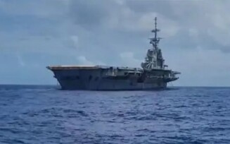 Marinha afunda porta-aviões em alto mar