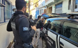 Seis pessoas são presas em operação contra grupo envolvido com tráfico de drogas em Salvador