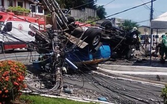 Caminhão capota em São Francisco do Conde e derruba poste de rede elétrica; motorista é socorrido em estado grave
