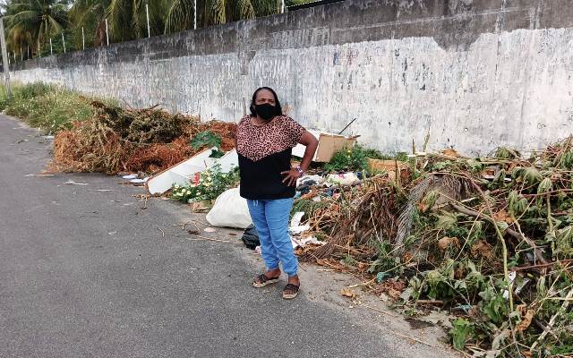 Muro de terreno localizado na Rua Maria Soares Cardoso, no bairro Parque Ipê, está servindo como ponto para o descarte irregular de lixo. (Foto: Paulo José/Acorda Cidade)