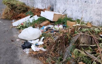 Muro de terreno localizado na Rua Maria Soares Cardoso, no bairro Parque Ipê, está servindo como ponto para o descarte irregular de lixo. (Foto: Paulo José/Acorda Cidade)