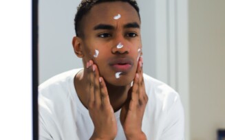 Drenagem facial pós-carnaval: passo a passo para desinchar o rosto