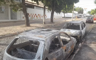 Carros apreendidos são incendiados próximos à delegacia de Brumado