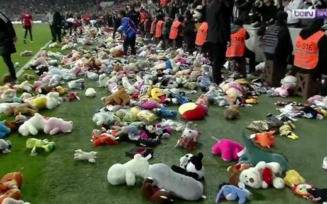 Milhares de ursinhos de pelúcia foram lançados por torcedores de time turco para crianças vítimas do terremoto