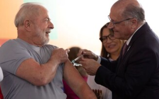 O presidente Luiz Inácio Lula da Silva e a ministra da Saúde, Nísia Trindade, lançam o Movimento Nacional pela Vacinação. Na ocasião o presidente foi vacinado pelo vice-presidente, Geraldo Alckmin
