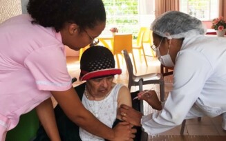 Feira de Santana inicia aplicação da vacina bivalente contra a Covid-19 em idosos institucionalizados