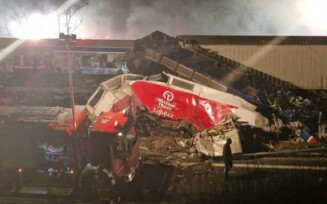 Trens colidem e deixam 36 mortos na Grécia