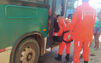 Gestante em trabalho de parto é atendida dentro de ônibus na Bahia