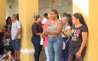 Enterradas duas vítimas do ataque que deixou três mortos em Salvador; jovem comprava lanche ao ser atingido por tiro