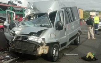 Acidente na BR-324 entre três veículos deixa pessoas feridas