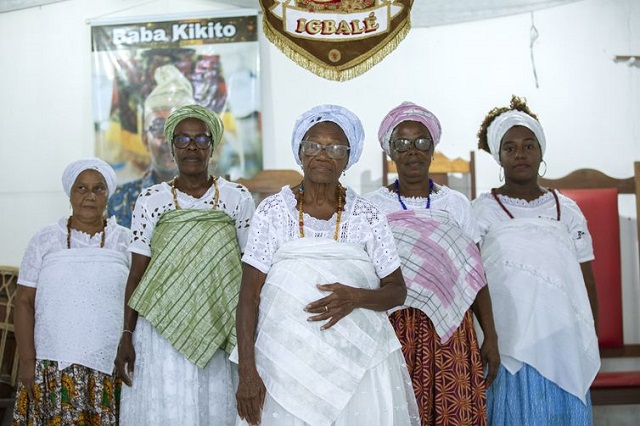 Terreiros de Santo Amaro (BA) se unem contra racismo, māe Lidu (c), posa para foto com suas filhas de santo em eu terreiro Ilê Axé Igbalé | Foto: Joédson Alves/Agência Brasil