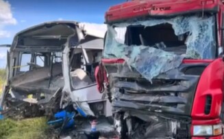 Doze pessoas ficam feridas em acidente entre ônibus e caminhão em rodovia baiana