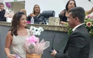 Vereador faz pedido de casamento durante sessão especial na Câmara